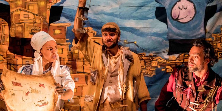 Cia de Achadouros encena o espetáculo Os Lavadores de Histórias em São Sebastião