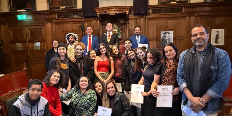 Prefeito de São Sebastião acompanha alunos e professores em intercâmbio histórico em Oxford