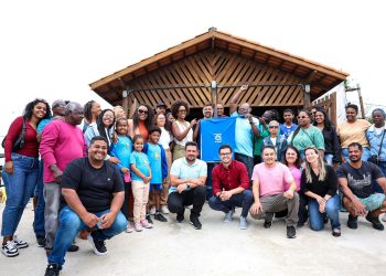 Felipe Augusto e Reinaldinho Moreira entregam novo Rancho de Pesca do Araçá em São Sebastião