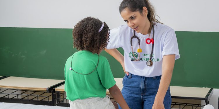 Instituto Verdescola, em parceria com o Ensino Einstein, realiza 6º Mutirão da Saúde com atendimento médico gratuito na Vila Sahy  