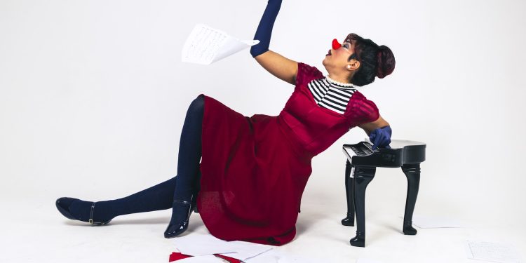 Palhaça Kika faz apresentação gratuita do solo Desconcerto em Caraguatatuba e São Sebastião