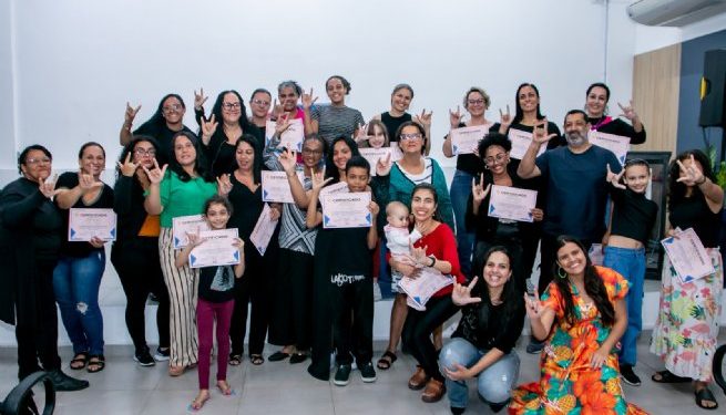Secretaria da Educação de São Sebastião forma alunos em curso básico de Libras