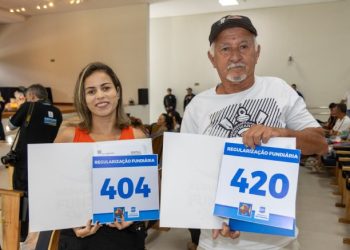 Moradores da Enseada comemoram entrega de matrículas da regularização fundiária