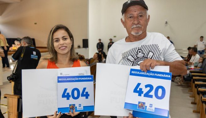 Moradores da Enseada comemoram entrega de matrículas da regularização fundiária