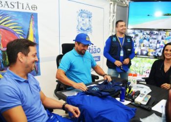 Fiscais de Posturas de São Sebastião recebem novos uniformes e protetor solar para trabalharem no verão