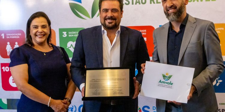 Felipe Augusto recebe prêmio por gestão inovadora à frente de São Sebastião