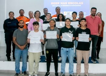 Prefeito Felipe Augusto entrega certificados a jovens radioamadores e fortalece Defesa Civil em São Sebastião