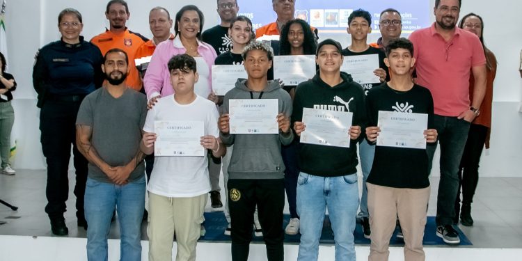 Prefeito Felipe Augusto entrega certificados a jovens radioamadores e fortalece Defesa Civil em São Sebastião