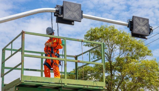 Prefeitura inicia instalação de sinalização eletrônica das faixas reversíveis na Avenida Guarda Mor