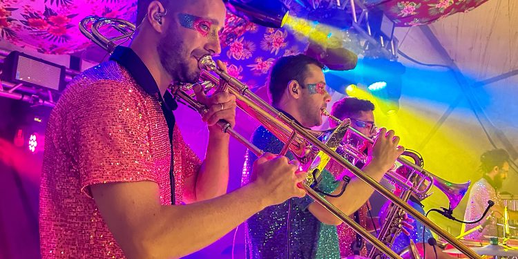 Banda Estrambelhados celebra 20 anos com show em São Sebastião