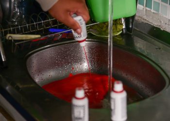 Sabesp realiza testes com corantes para identificar ligações irregulares em São Sebastião