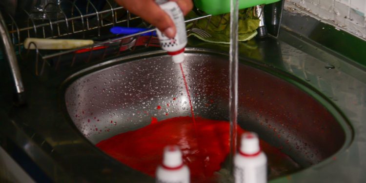 Sabesp realiza testes com corantes para identificar ligações irregulares em São Sebastião