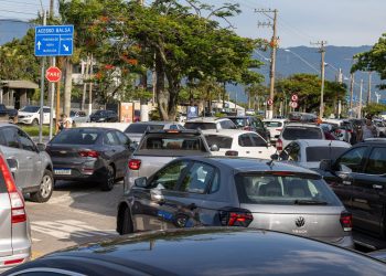 Fila para balsa causa transtornos em São Sebastião; Prefeitura trabalha para minimizar impactos