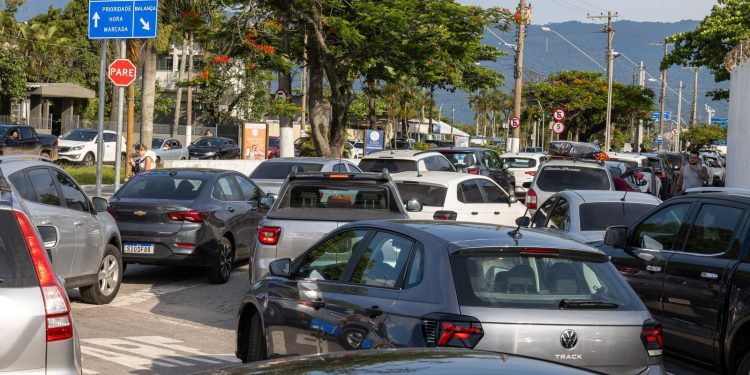 Fila para balsa causa transtornos em São Sebastião; Prefeitura trabalha para minimizar impactos