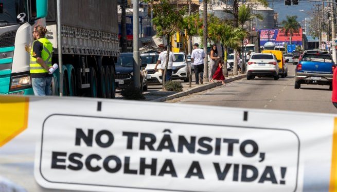 Trânsito de São Sebastião realiza blitz educativa direcionada a motociclistas