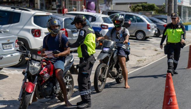 Motociclistas e motoristas aprovam blitz educativa em São Sebastião