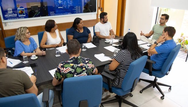 Prefeito Reinaldinho recebe ambulantes da Praia da Cigarras