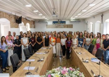 Primeira-dama Taiana Prado participa de debate sobre enfrentamento à violência contra a mulher em São Sebastião