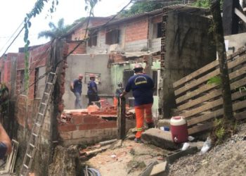 Prefeitura de São Sebastião realiza operação de desmonte de casas desocupadas no Morro de Esquimó