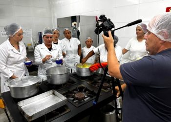 Nutricionistas de São Sebastião recebem orientações para preparo da receita de Páscoa na merenda escolar