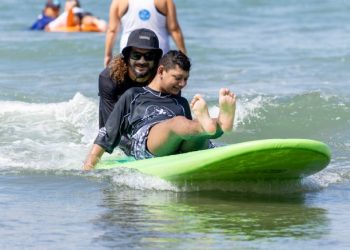 Alunos da Educação Inclusiva vivenciam o surfe em celebração ao Dia Mundial do Autismo