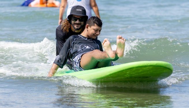 Alunos da Educação Inclusiva vivenciam o surfe em celebração ao Dia Mundial do Autismo