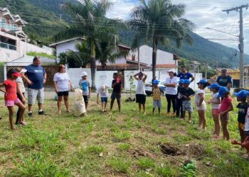 Alunos do Projeto Cidadão Criança e Escola Walfrido Maciel Monteiro participam de plantio no Morro do Abrigo