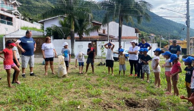 Alunos do Projeto Cidadão Criança e Escola Walfrido Maciel Monteiro participam de plantio no Morro do Abrigo
