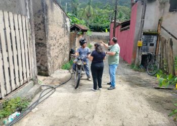 Semam promove ação socioambiental em Boiçucanga para combater descarte irregular de resíduos