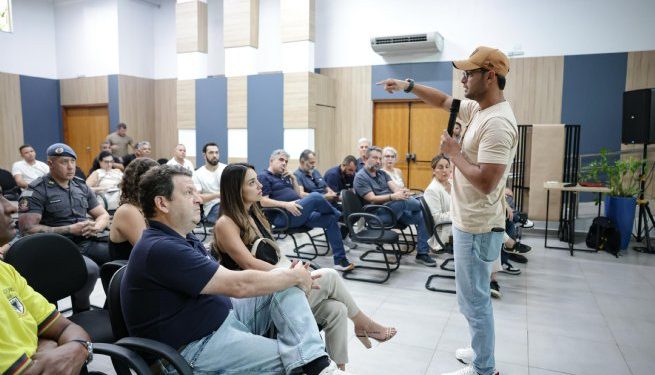 Reinaldinho Moreira coordena reunião de planejamento para o Circuito Banco do Brasil de Surfe em São Sebastião