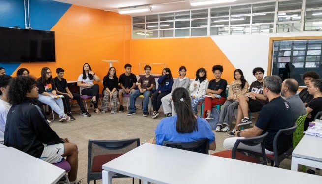 Projeto Jovens em Ação chega à Etec de São Sebastião com roda de conversa sobre Maio Laranja