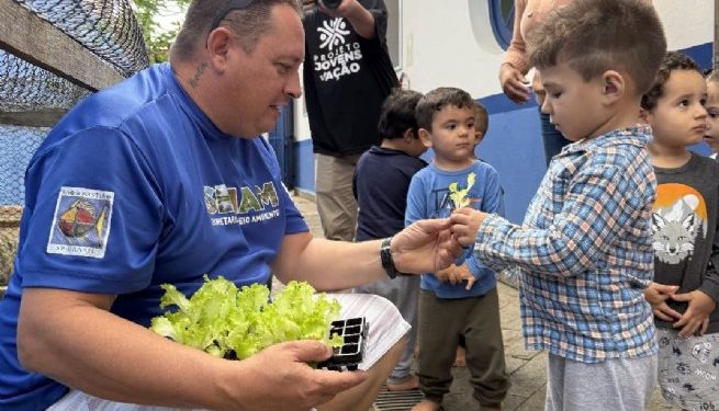 Crianças da Creche Municipal de Barequeçaba participam do plantio de hortaliças