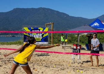 Alunos da EM Henrique Botelho participam de vivência de Beach Tennis na Praça da Vela