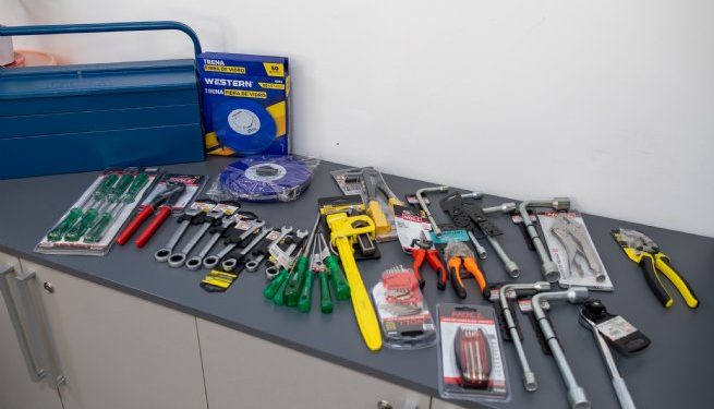 Prefeitura entrega novos kits de ferramentas para equipe de Manutenção e Logística da Educação