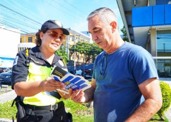 Prefeitura de São Sebastião e Detran levam blitz educativa do Maio Amarelo a pedestres