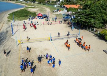 Alunos da EM Maria Francisca e EM Machado Rosa participam de vivência de Beach Tennis na Praça da Vela