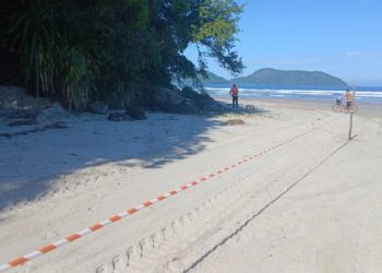 Defesa Civil de São Sebastião isola trecho da praia de Juquehy após queda de pedras