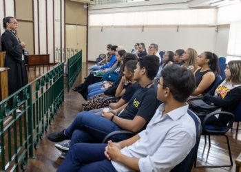 Estudantes do Parlamento Jovem visitam instituições do sistema de justiça em São Sebastião