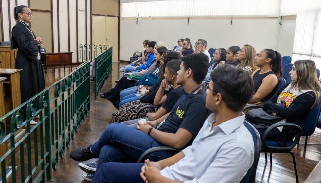 Estudantes do Parlamento Jovem visitam instituições do sistema de justiça em São Sebastião