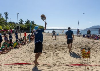 Alunos da EM Mathew Lucca participam de vivência de beach tennis em Boiçucanga neste sábado