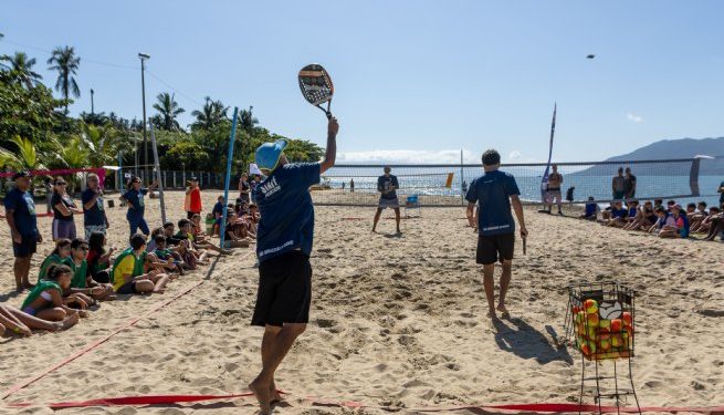 Alunos da EM Mathew Lucca participam de vivência de beach tennis em Boiçucanga neste sábado