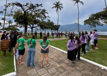 Rua da Praia recebe plantio de mudas de árvores nativas