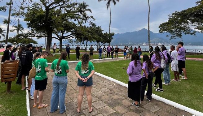 Rua da Praia recebe plantio de mudas de árvores nativas