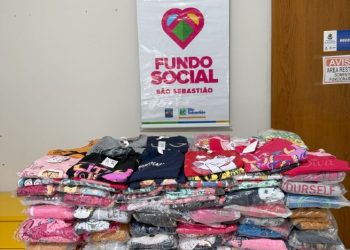 Fundo Social recebe doação de 215 peças de roupas infantis novas da Associação Comercial de São Sebastião