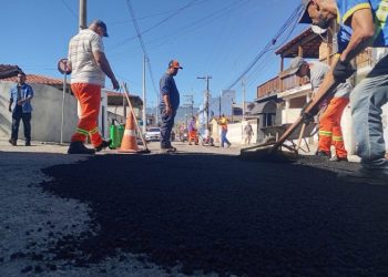 Prefeitura de São Sebastião reforça infraestrutura urbana com ação tapa-buraco na Topolândia e Olaria