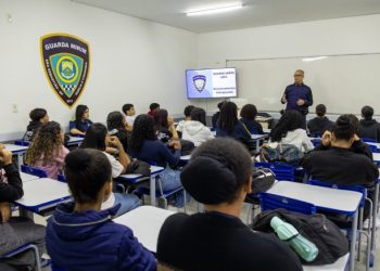 Alunos da rede municipal participam de vivência na Base da Guarda Mirim em Barequeçaba