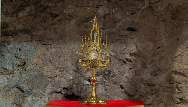 São Sebastião celebra chegada histórica da relíquia de seu padroeiro, fortalecendo o turismo religioso e a fé cristã