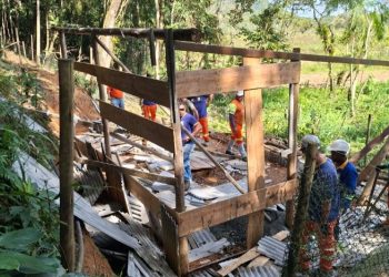 Prefeitura de São Sebastião realiza demolições e apreensões em área de ocupação irregular em Barra do Una