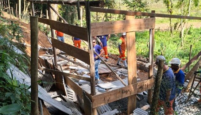 Prefeitura de São Sebastião realiza demolições e apreensões em área de ocupação irregular em Barra do Una