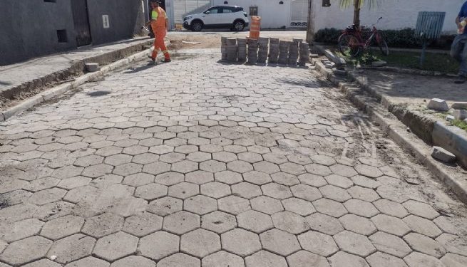 Prefeitura de São Sebastião realiza pavimentação da Rua Cesário Furtado de Oliveira, em Boiçucanga